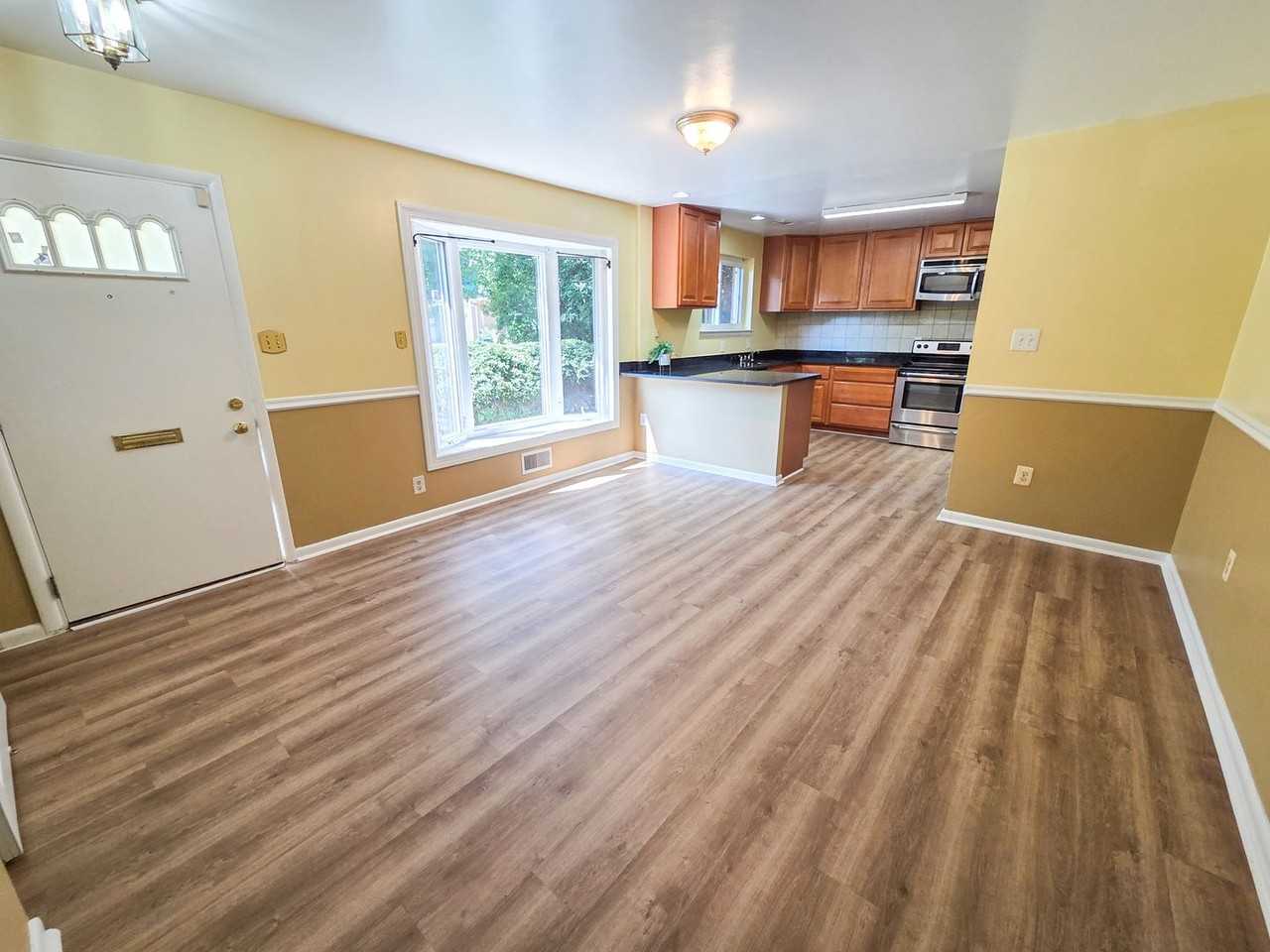 305 Hillsboro Dr - Photo 4 of 36