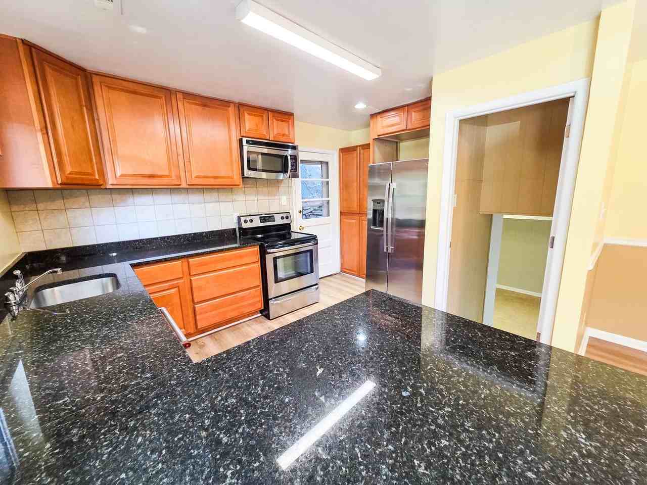 305 Hillsboro Dr - Photo 6 of 36