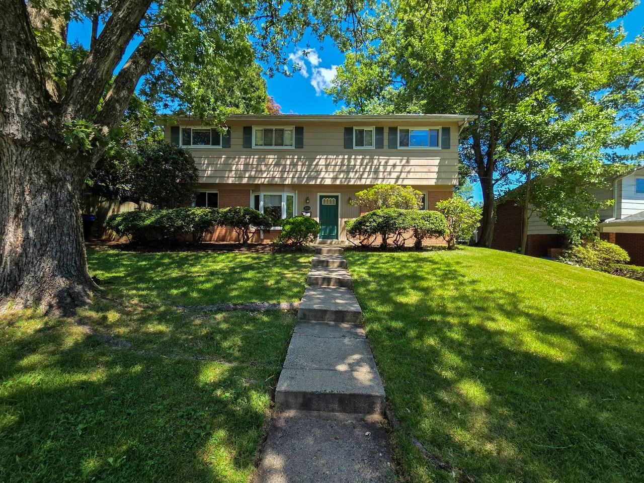 305 Hillsboro Dr - Photo 2 of 36