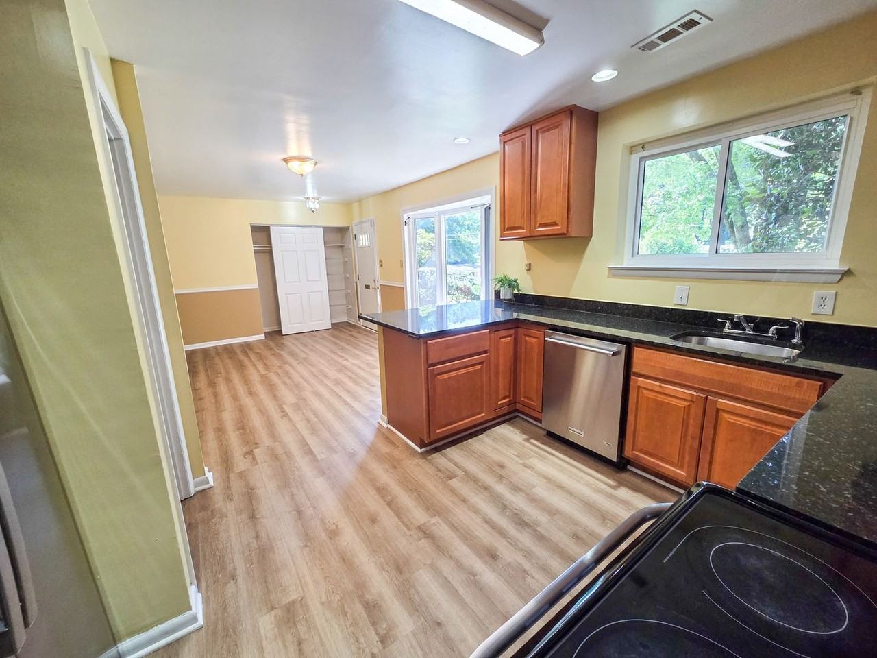 305 Hillsboro Dr - Photo 5 of 36