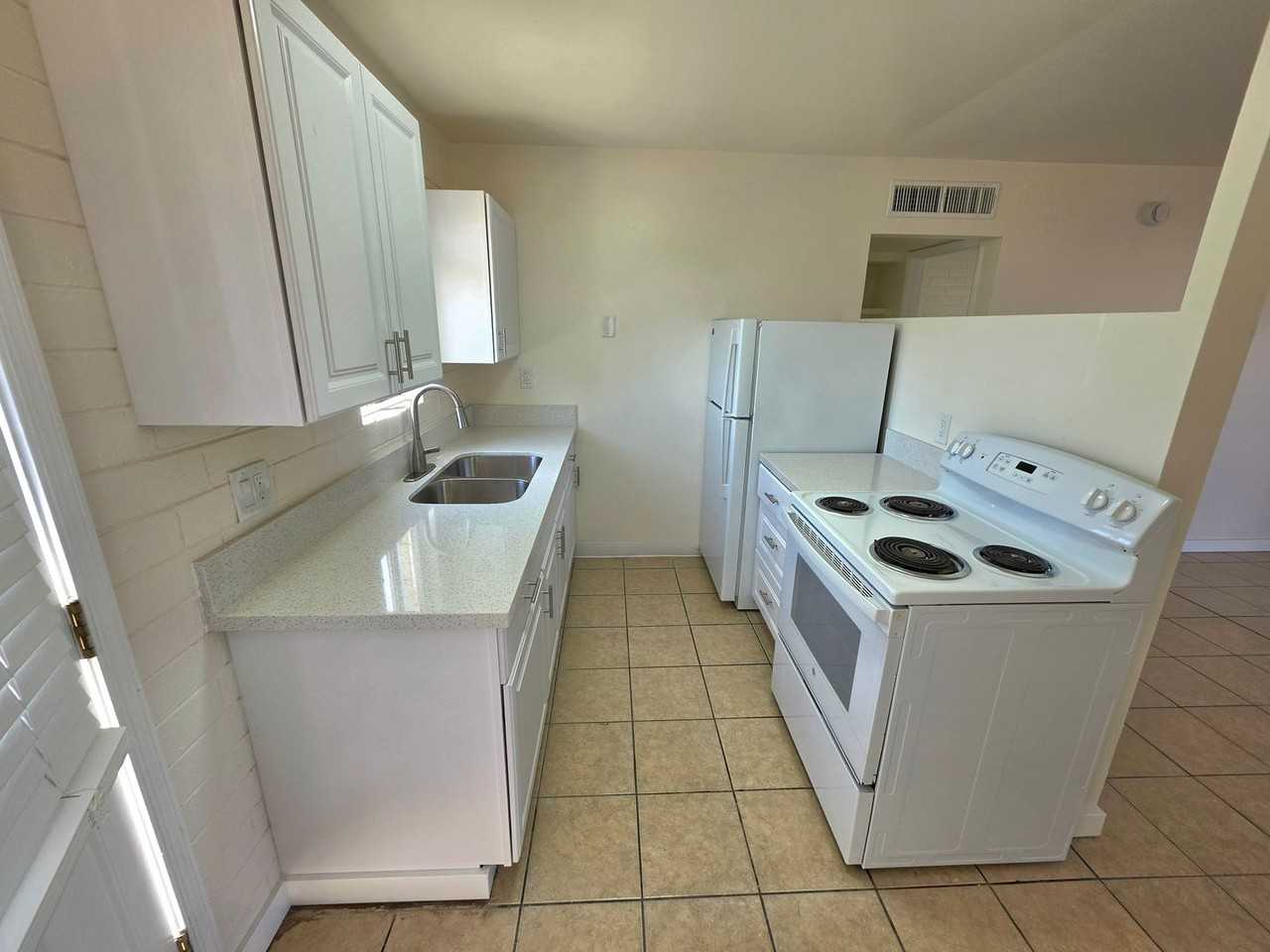 Casa Verde Apartments - Photo 4 of 32