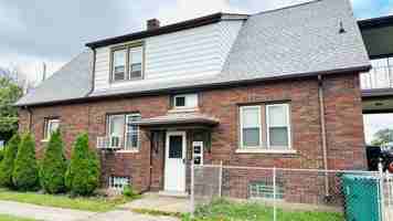 featured image of 2498 Woodlawn Ave
