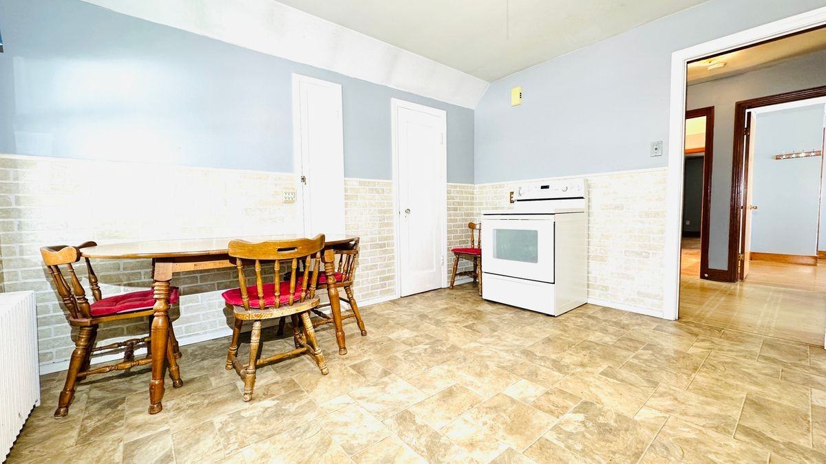 2498 Woodlawn Ave - Photo 3 of 17