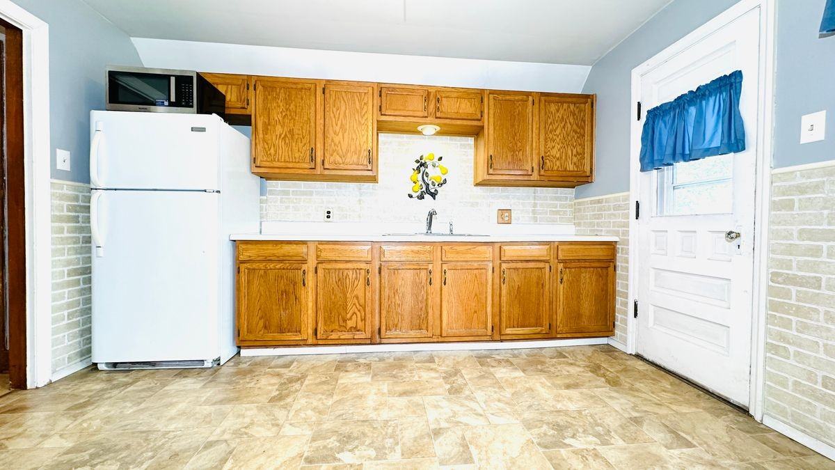 2498 Woodlawn Ave - Photo 5 of 17