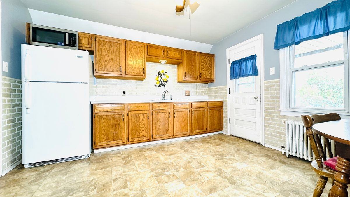 2498 Woodlawn Ave - Photo 7 of 17