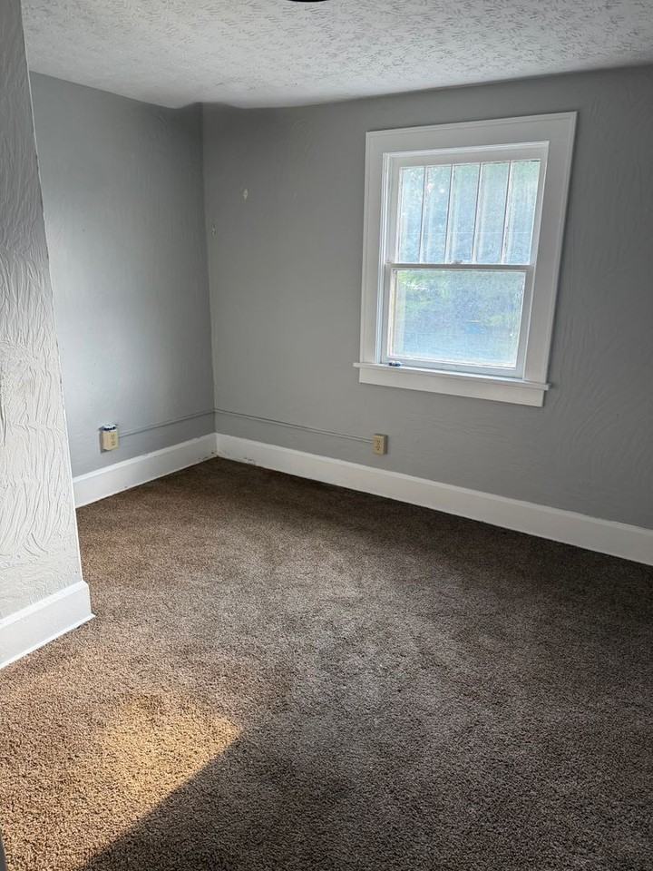 1658 Grace Ave Ne - Photo 3 of 6