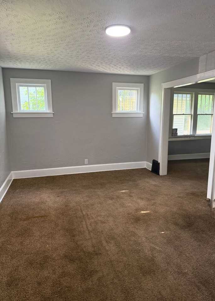 1658 Grace Ave Ne - Photo 5 of 6