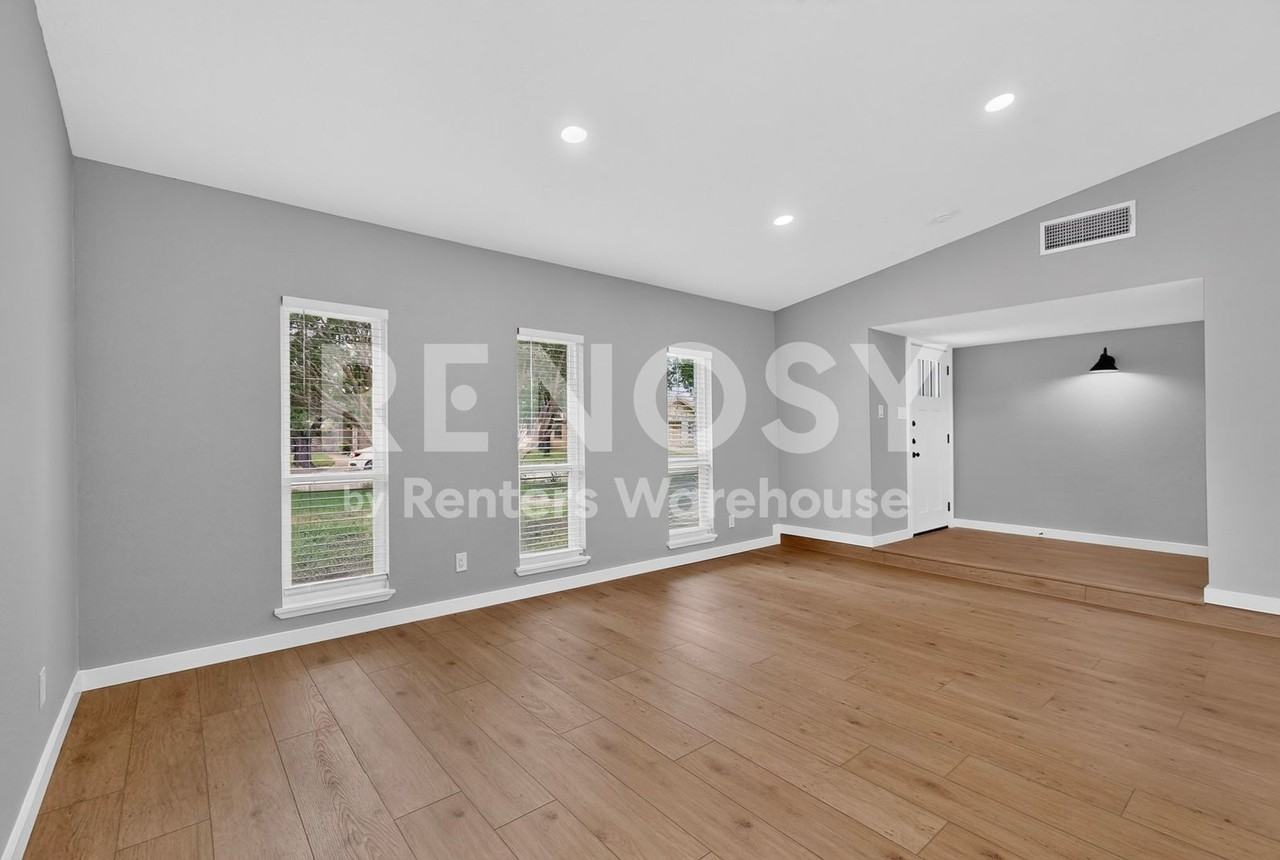 1207 Creekwood Ct - Photo 7 of 44