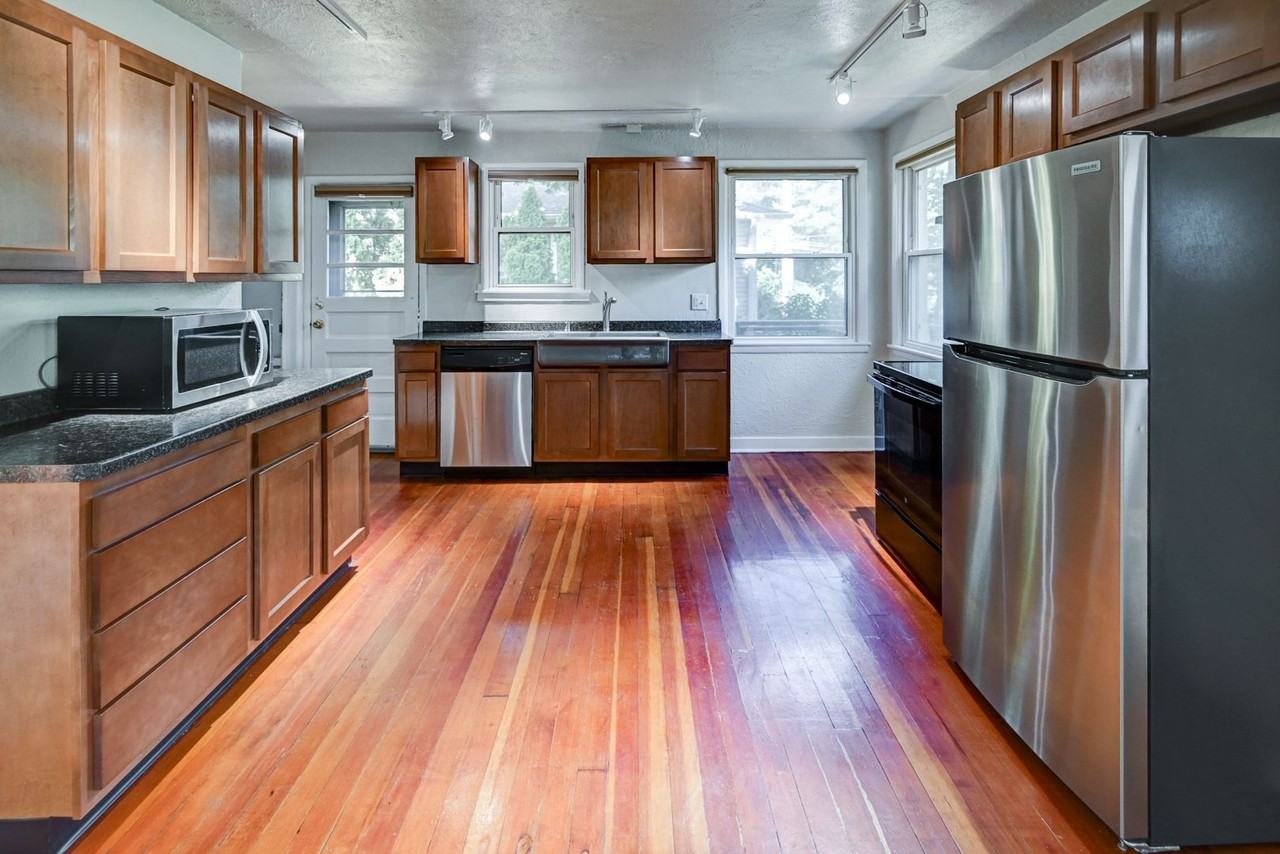 1404 Wyldhaven Ave - Photo 2 of 50