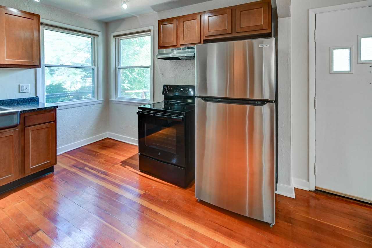 1404 Wyldhaven Ave - Photo 3 of 50