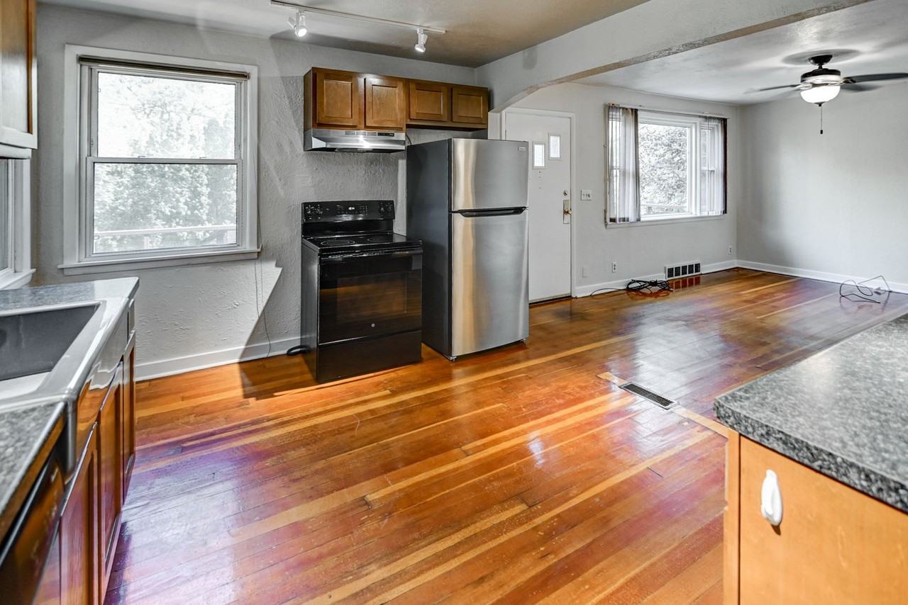 1404 Wyldhaven Ave - Photo 4 of 50