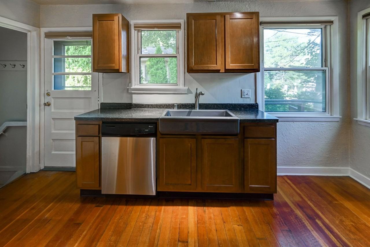 1404 Wyldhaven Ave - Photo 6 of 50