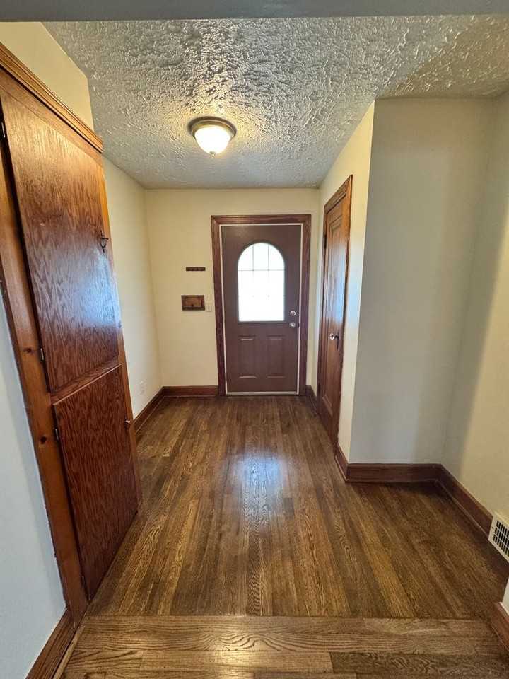 832 Lawrence Ave - Photo 2 of 16