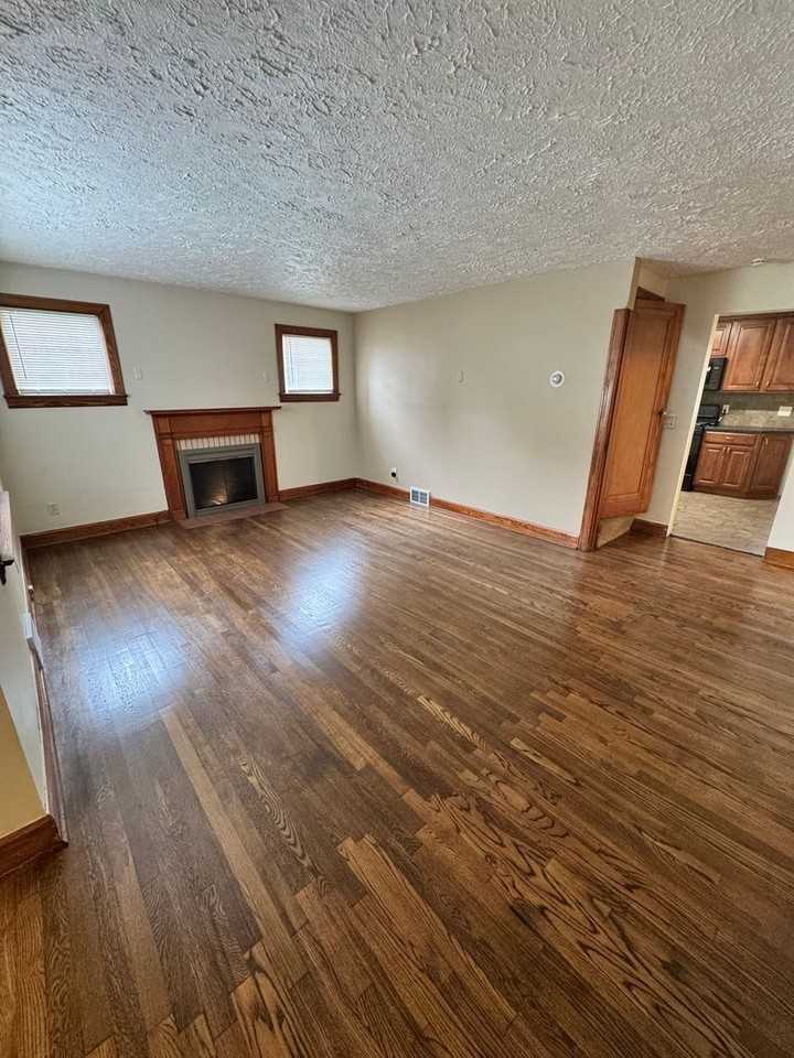 832 Lawrence Ave - Photo 3 of 16