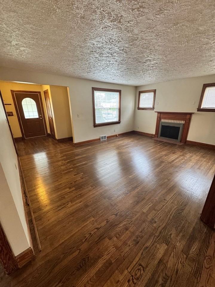 832 Lawrence Ave - Photo 4 of 16