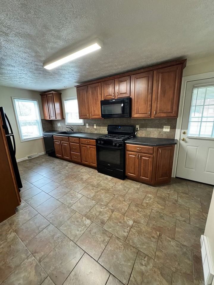 832 Lawrence Ave - Photo 5 of 16
