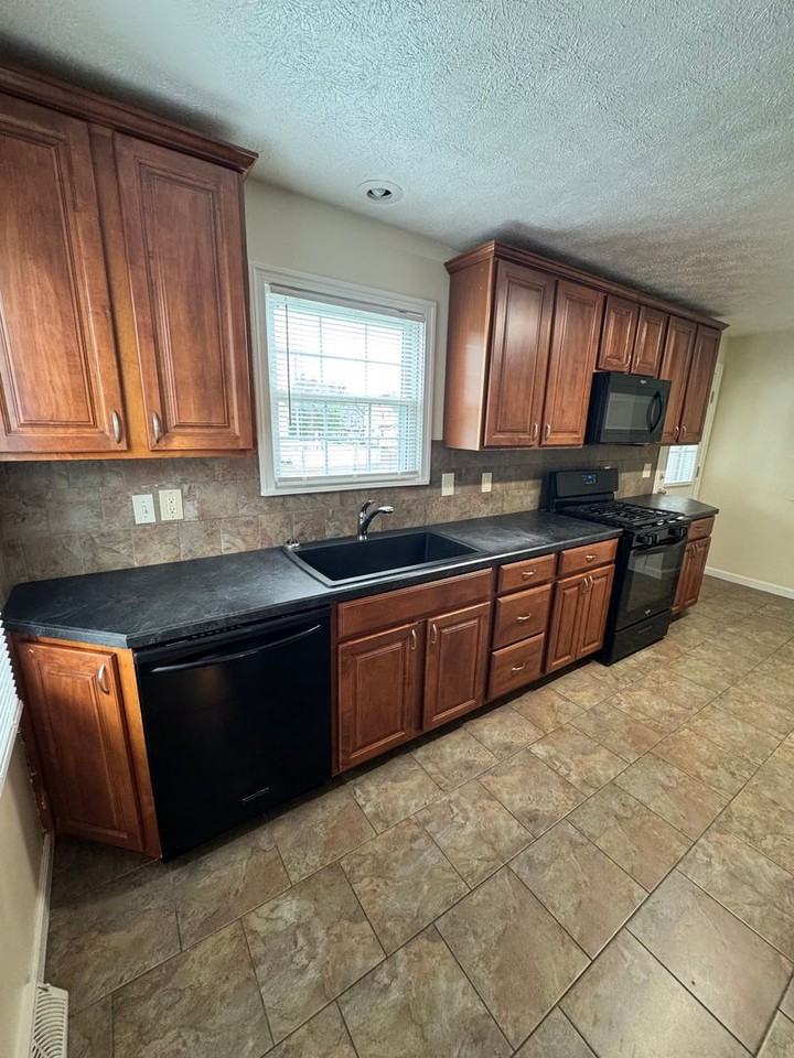 832 Lawrence Ave - Photo 6 of 16