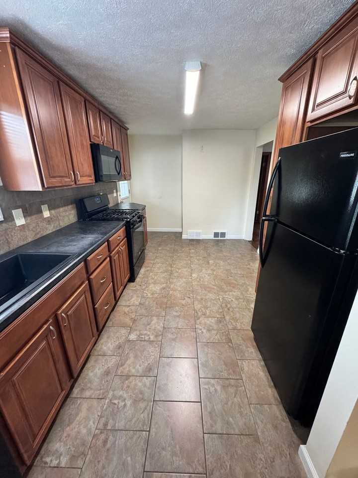 832 Lawrence Ave - Photo 7 of 16
