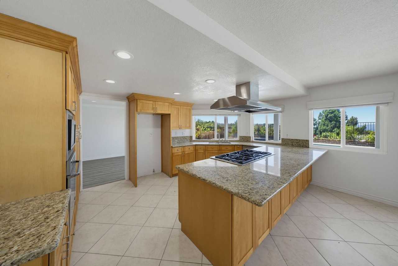 1038 S Rimwood Dr - Photo 4 of 50