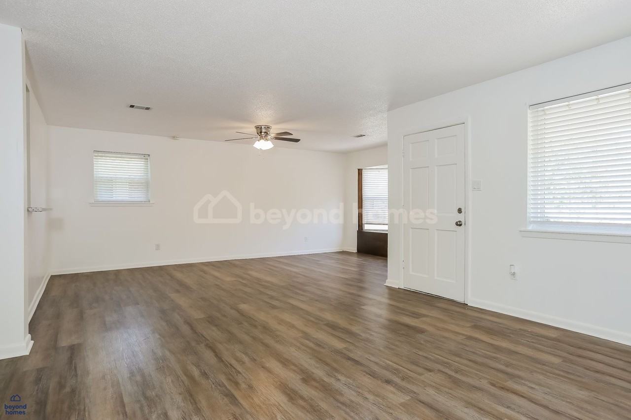 318 Hillwood Dr - Photo 3 of 18