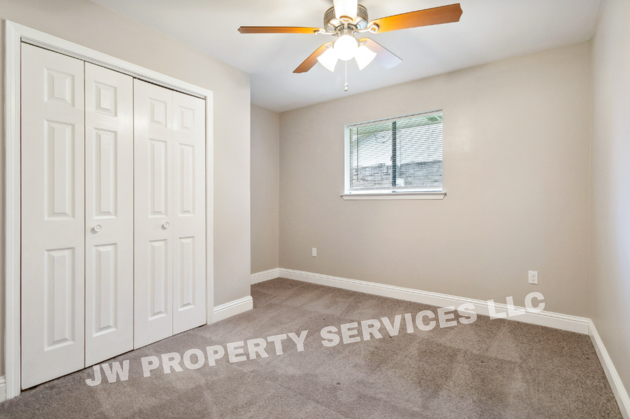 1476 Saint Christopher St - Photo 7 of 11