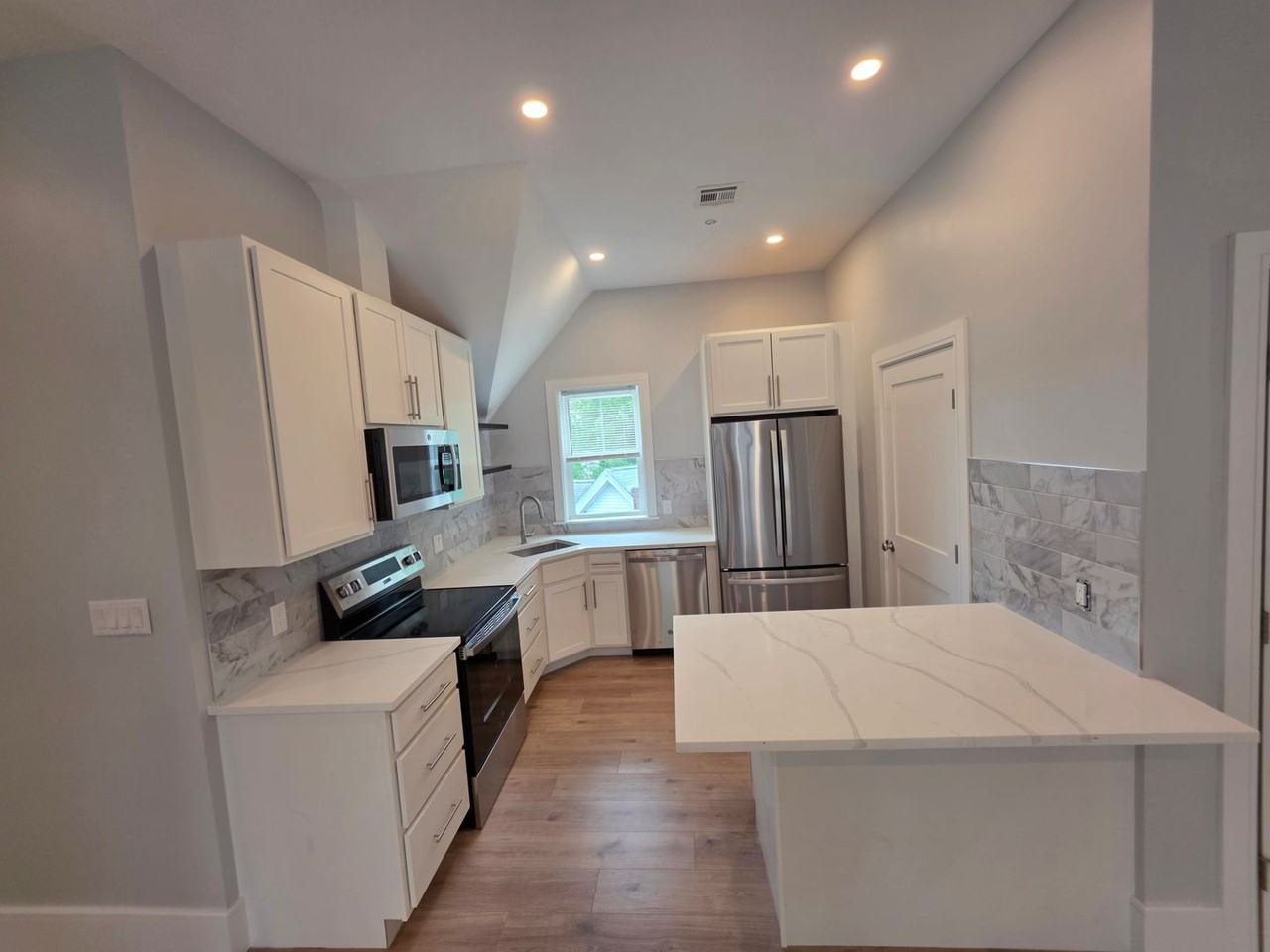 8 Holton St - Photo 4 of 27
