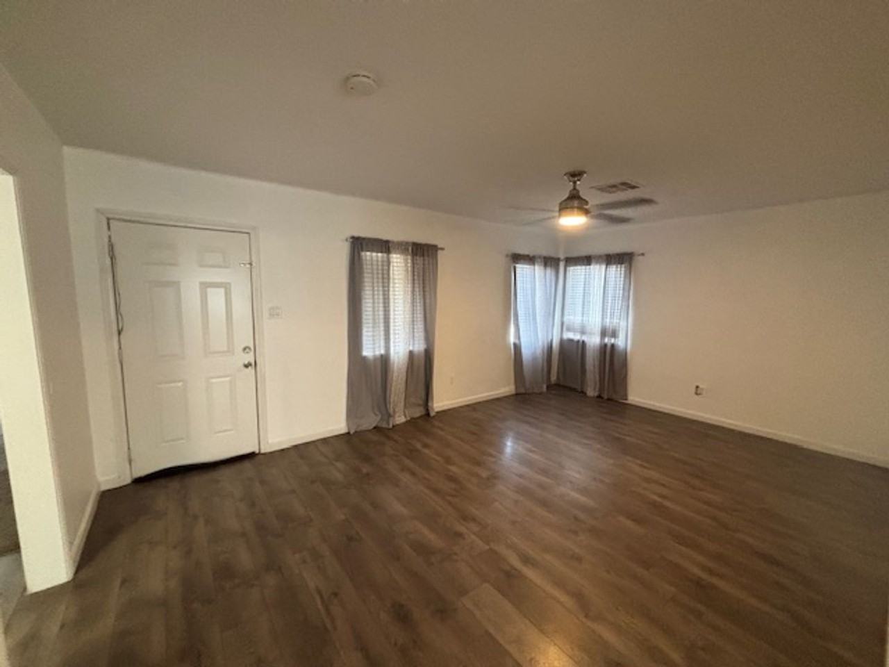 320 N Imperial Ave - Photo 2 of 10
