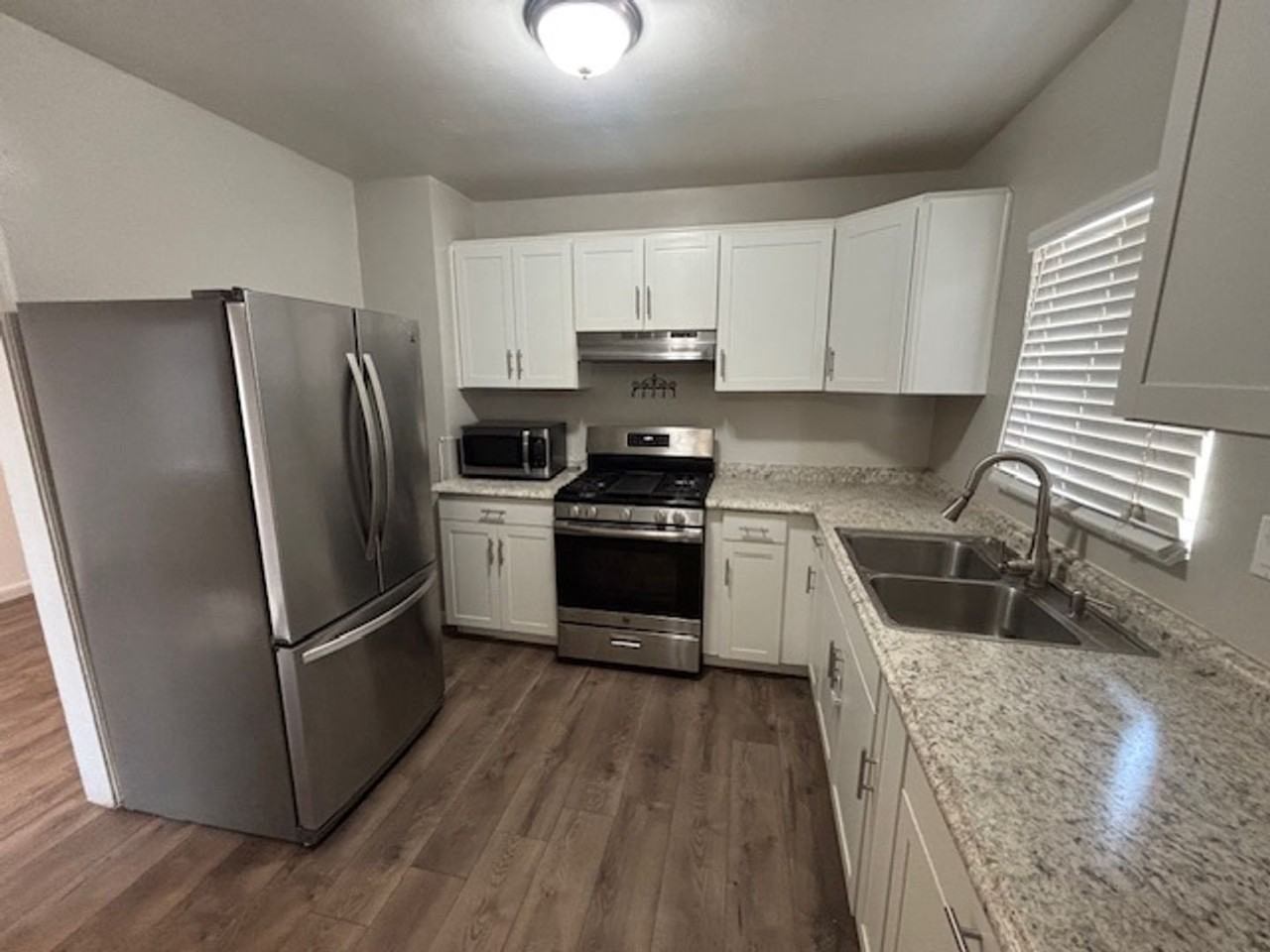 320 N Imperial Ave - Photo 3 of 10