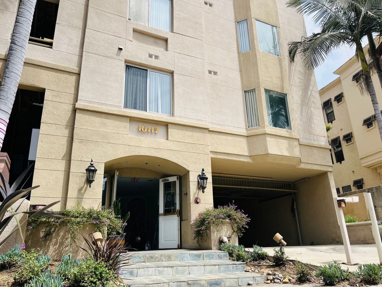 16117 Sunset Blvd - Photo 3 of 4