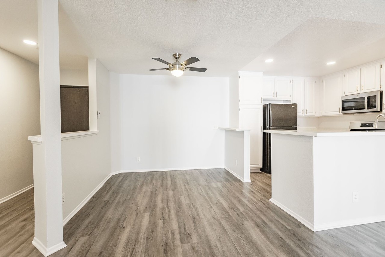 16117 Sunset Blvd - Photo 7 of 47