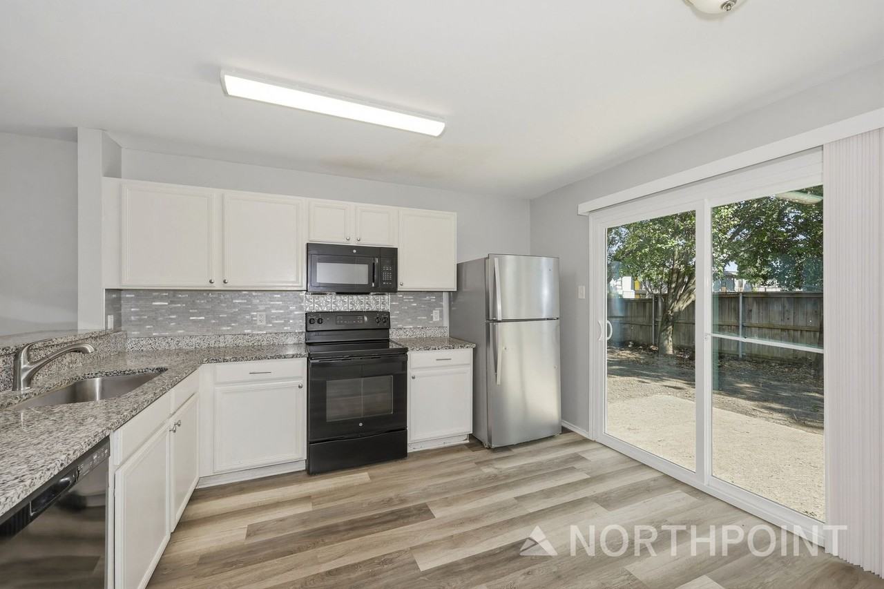 3075 Saint Nicholas Dr - Photo 4 of 16