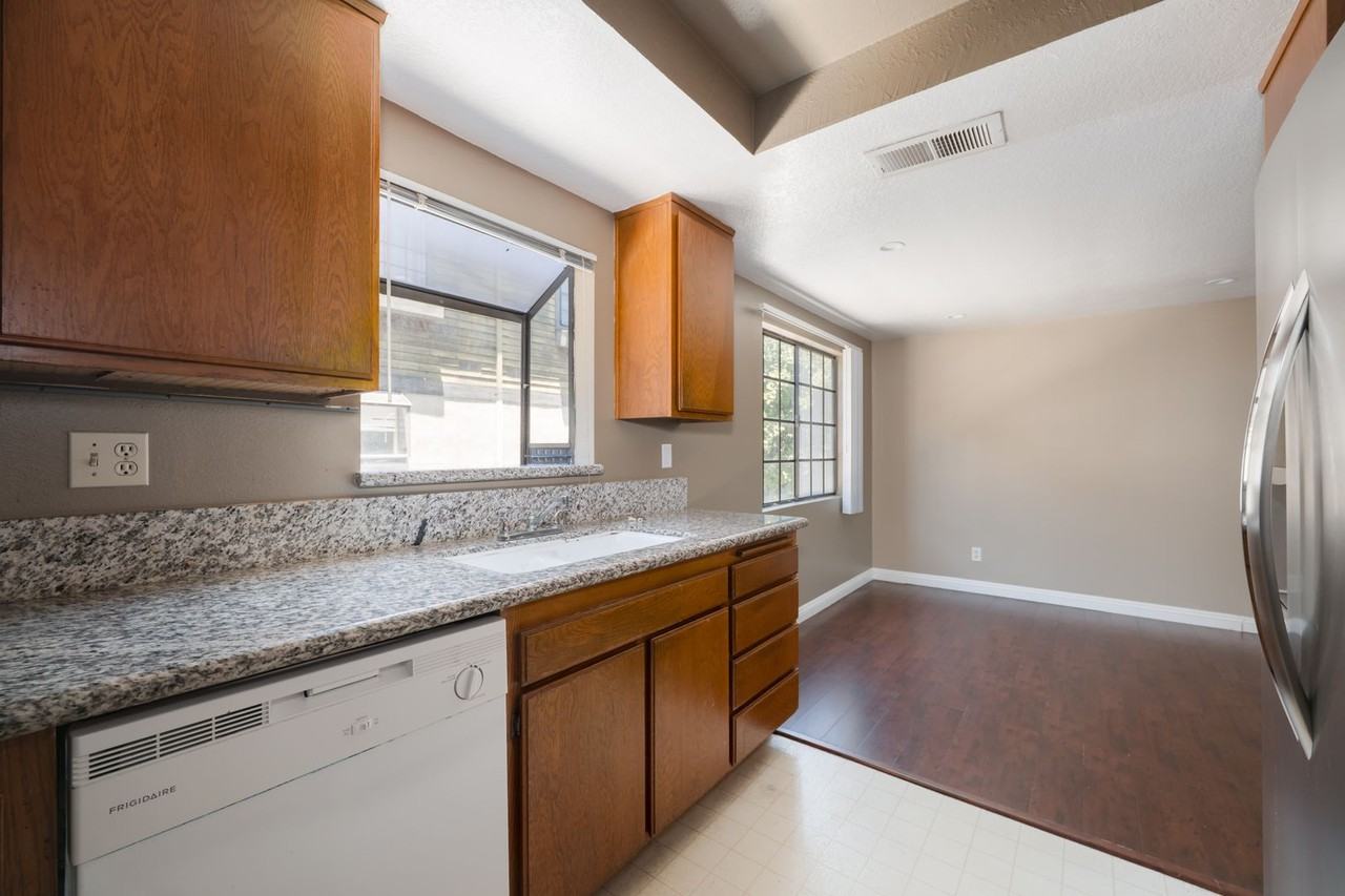 64 N Oak Ave - Photo 7 of 23