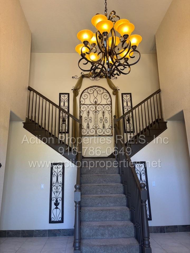 4726 Abbey Hl - Photo 4 of 50