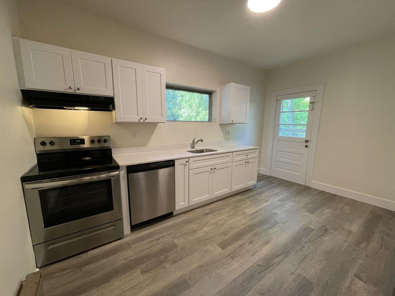 519 E 8th St - Photo 3 of 11