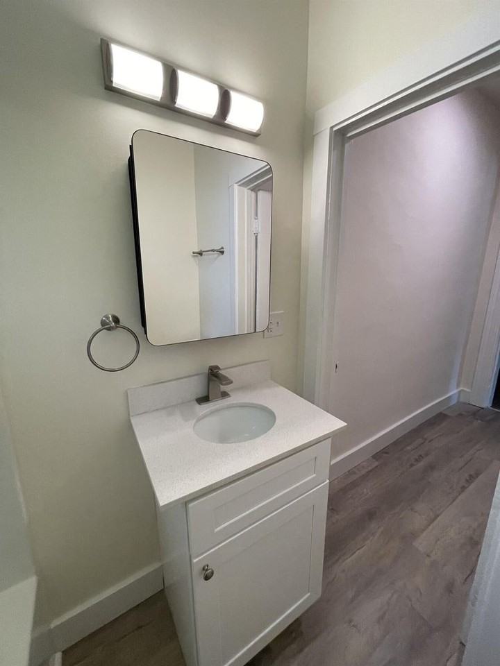 519 E 8th St - Photo 4 of 11