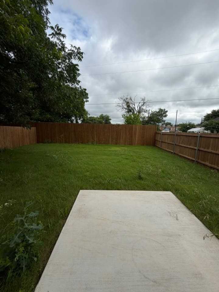 301 Live Oak - Photo 2 of 19