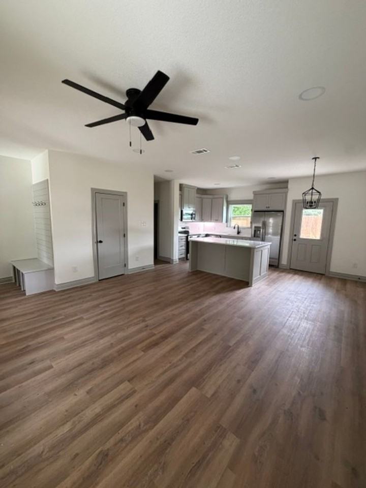 301 Live Oak - Photo 3 of 19