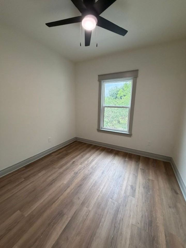 301 Live Oak - Photo 4 of 19