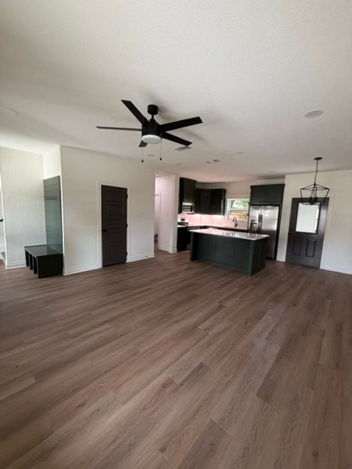 307 Live Oak - Photo 2 of 19