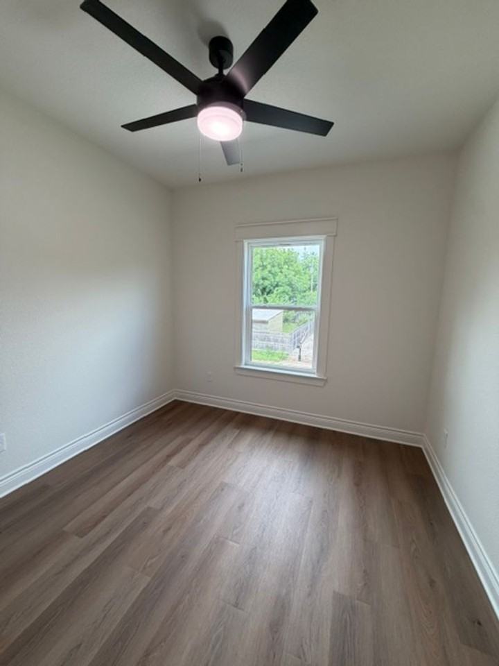 307 Live Oak - Photo 3 of 19