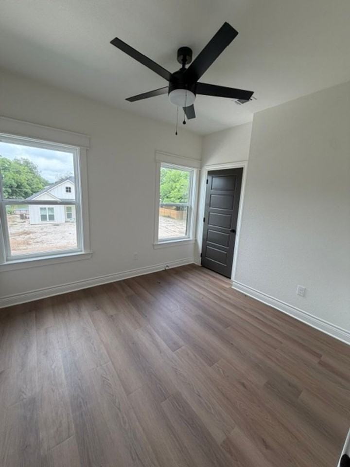 307 Live Oak - Photo 6 of 19