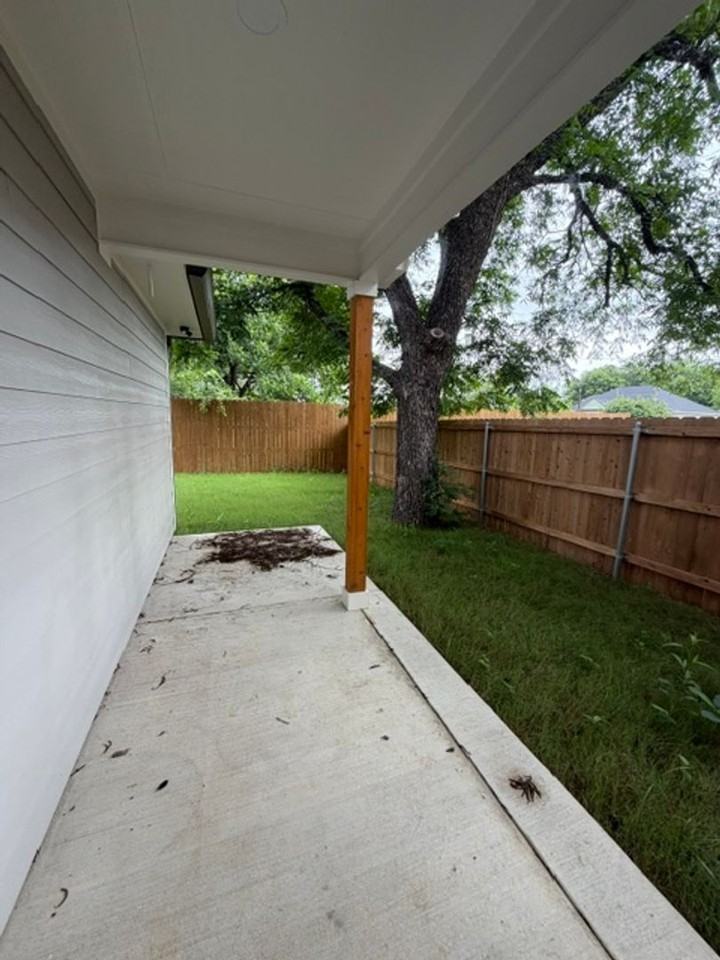 303 Live Oak St - Photo 2 of 25
