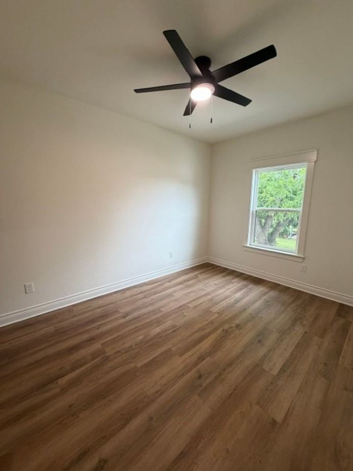 303 Live Oak St - Photo 4 of 25