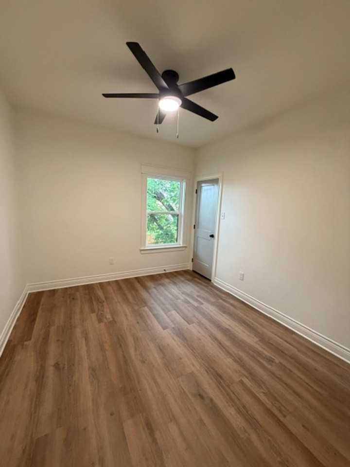 303 Live Oak St - Photo 5 of 25