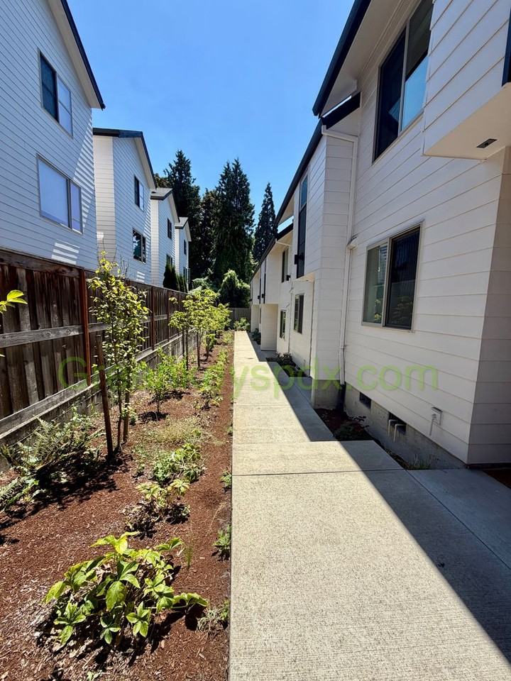 3928 Se Gladstone St - Photo 2 of 45