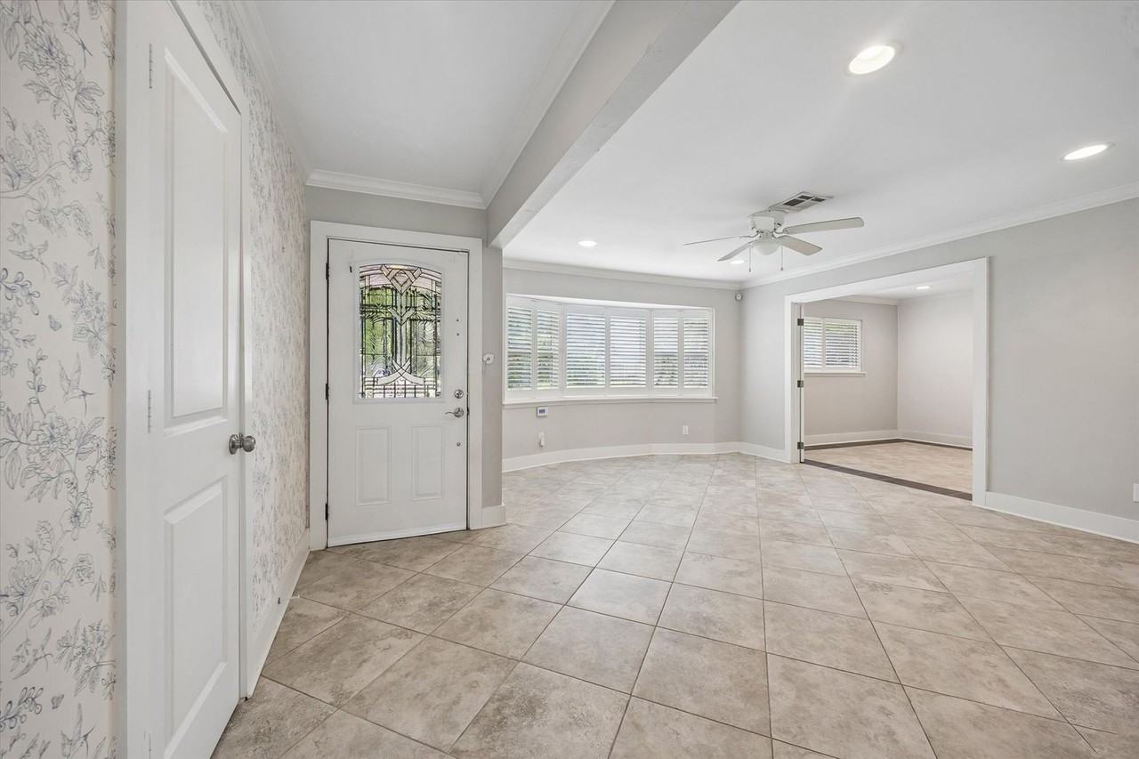 10303 Greenwillow St - Photo 5 of 17