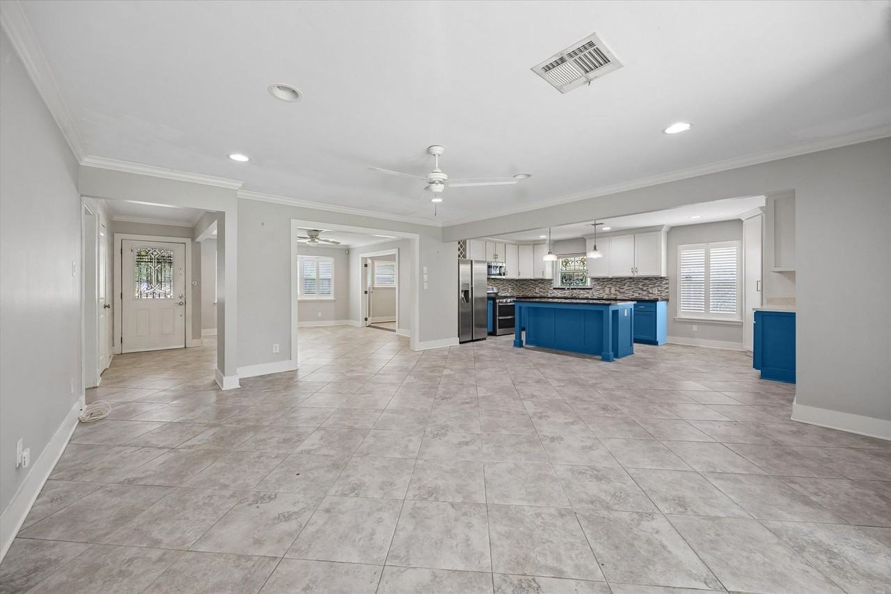 10303 Greenwillow St - Photo 6 of 17