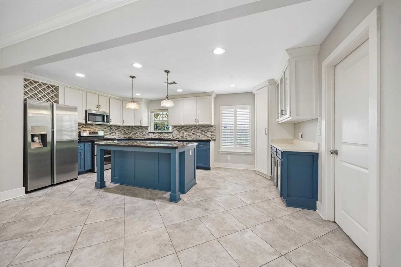 10303 Greenwillow St - Photo 7 of 17