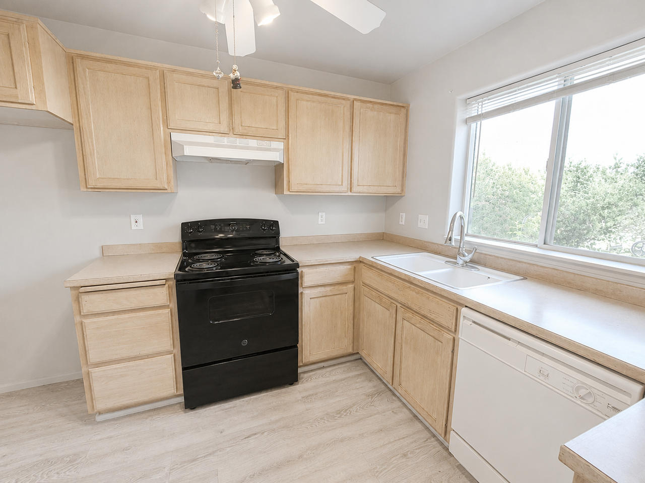2950 Ne Nikki Ct #D - Photo 3 of 32