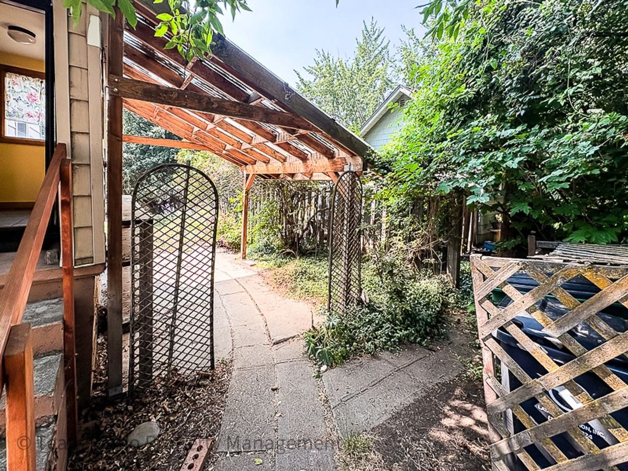 1203 Logan St - Photo 6 of 37